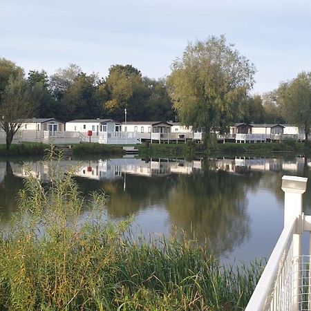 Lakeside Cotswold Holiday Home Cirencester Esterno foto