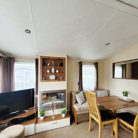 Lakeside Cotswold Holiday Home Cirencester Esterno foto
