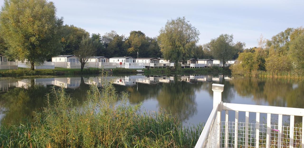 Lakeside Cotswold Holiday Home Cirencester Esterno foto