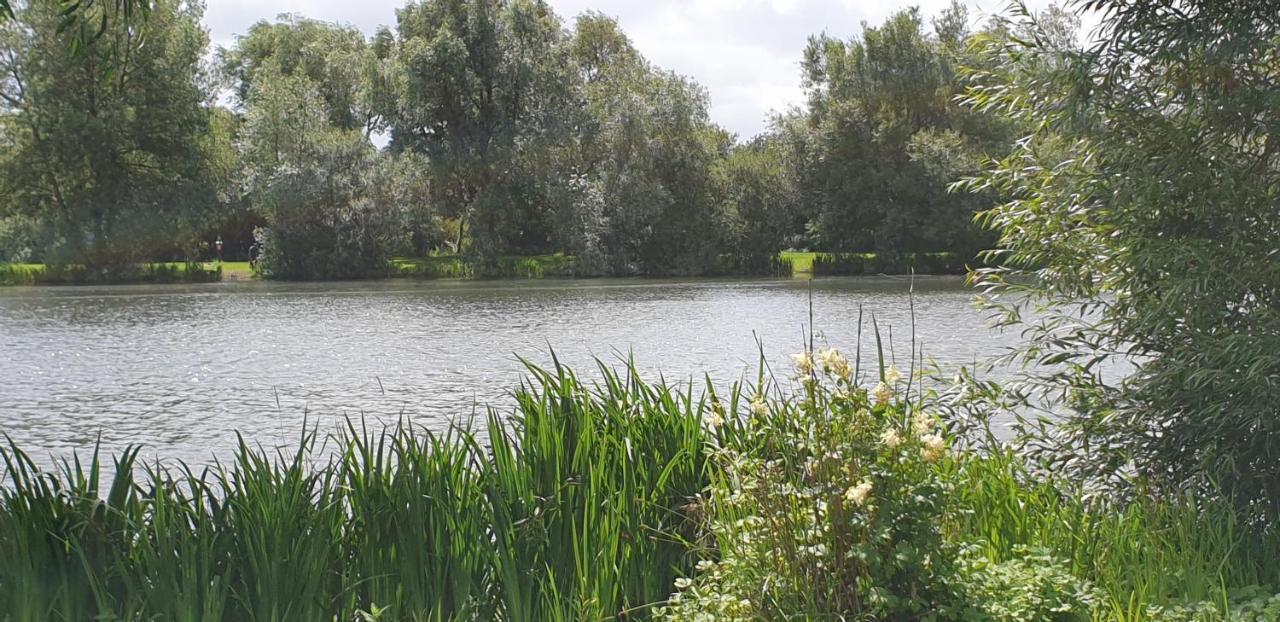 Lakeside Cotswold Holiday Home Cirencester Esterno foto