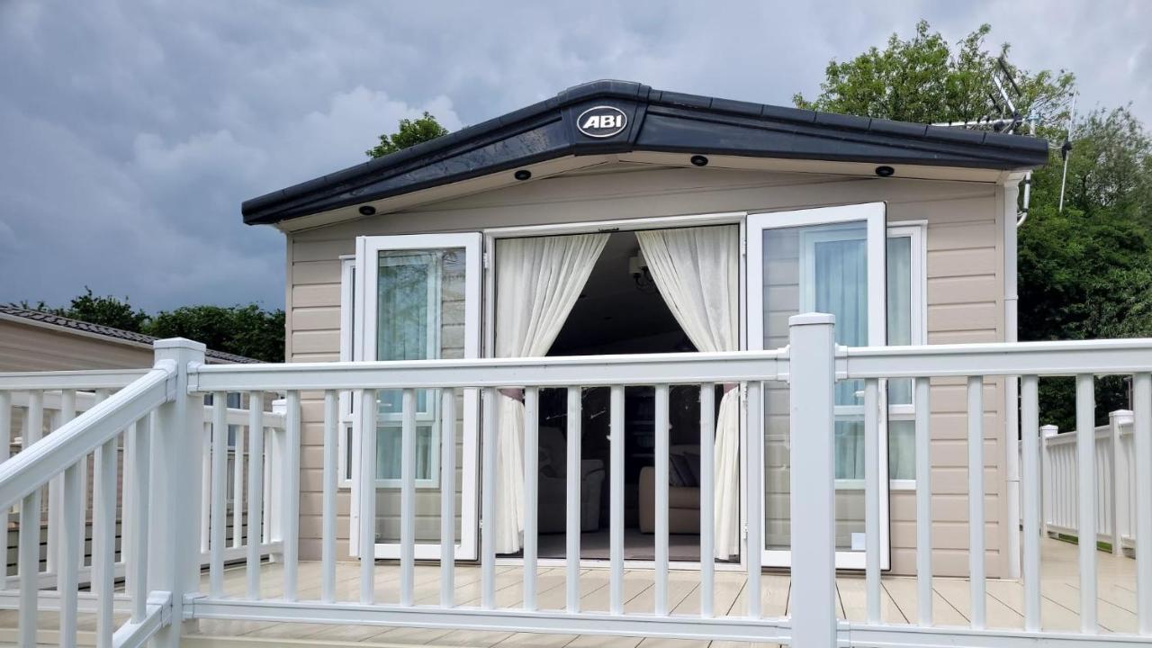 Lakeside Cotswold Holiday Home Cirencester Esterno foto