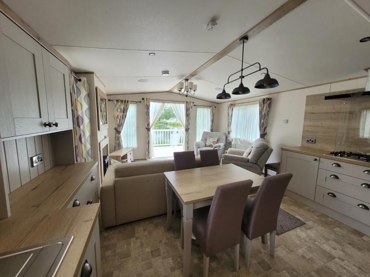 Lakeside Cotswold Holiday Home Cirencester Esterno foto