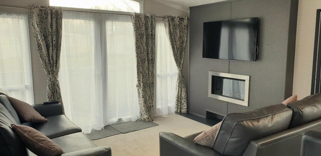 Lakeside Cotswold Holiday Home Cirencester Esterno foto