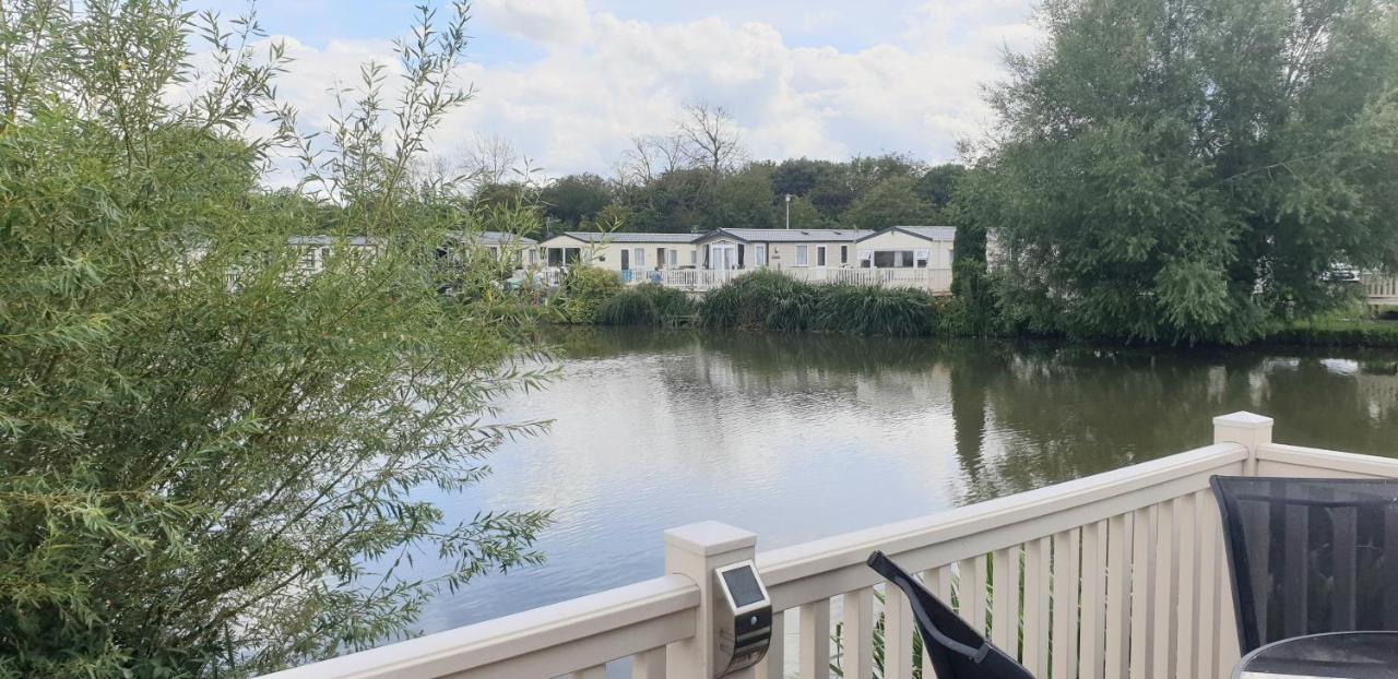 Lakeside Cotswold Holiday Home Cirencester Esterno foto