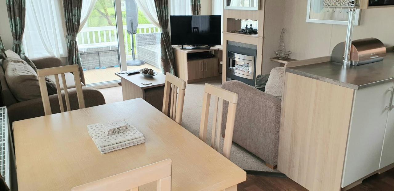 Lakeside Cotswold Holiday Home Cirencester Esterno foto