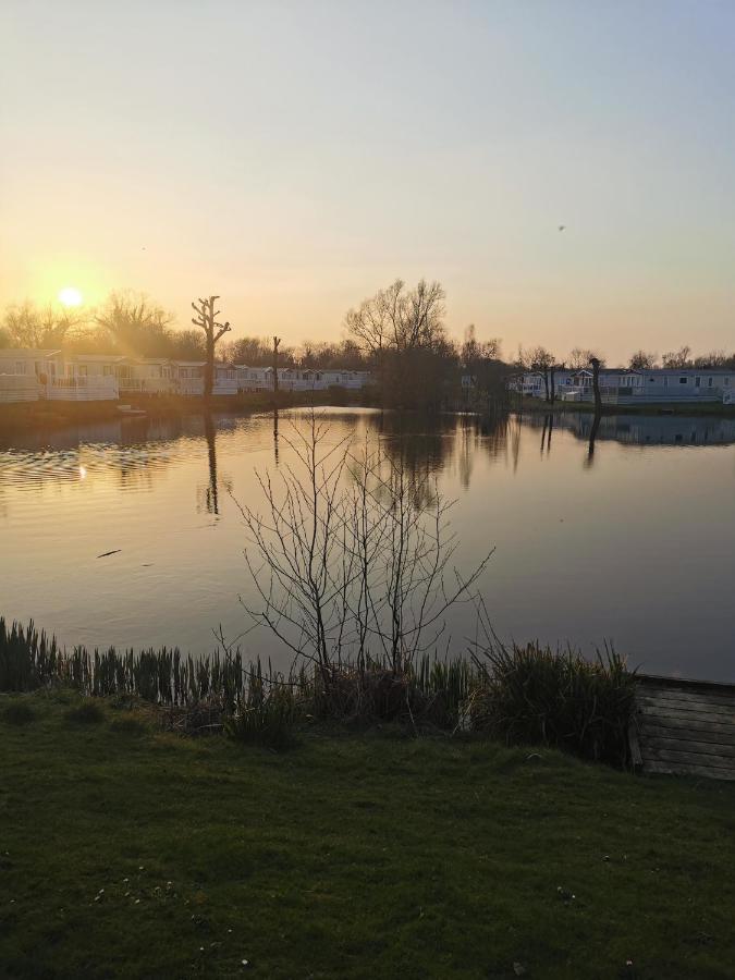 Lakeside Cotswold Holiday Home Cirencester Esterno foto