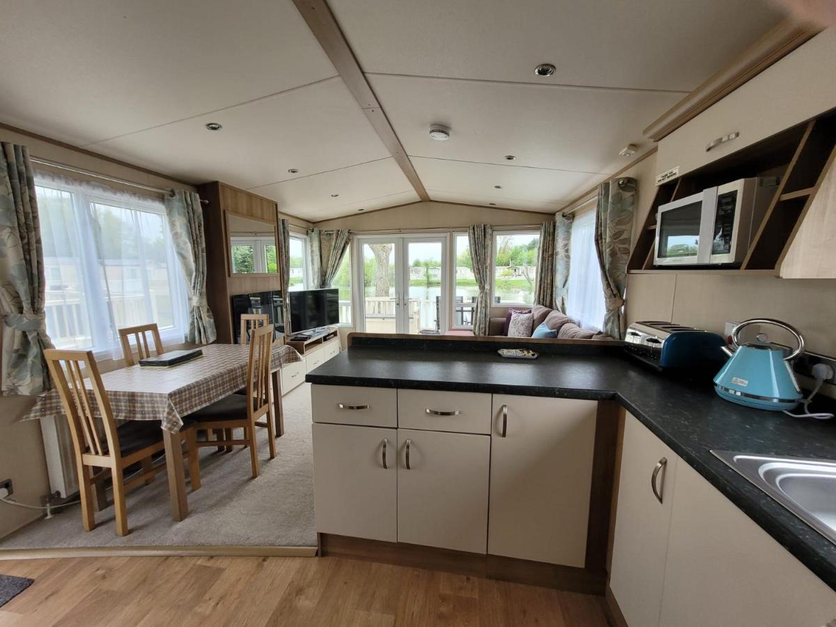 Lakeside Cotswold Holiday Home Cirencester Esterno foto