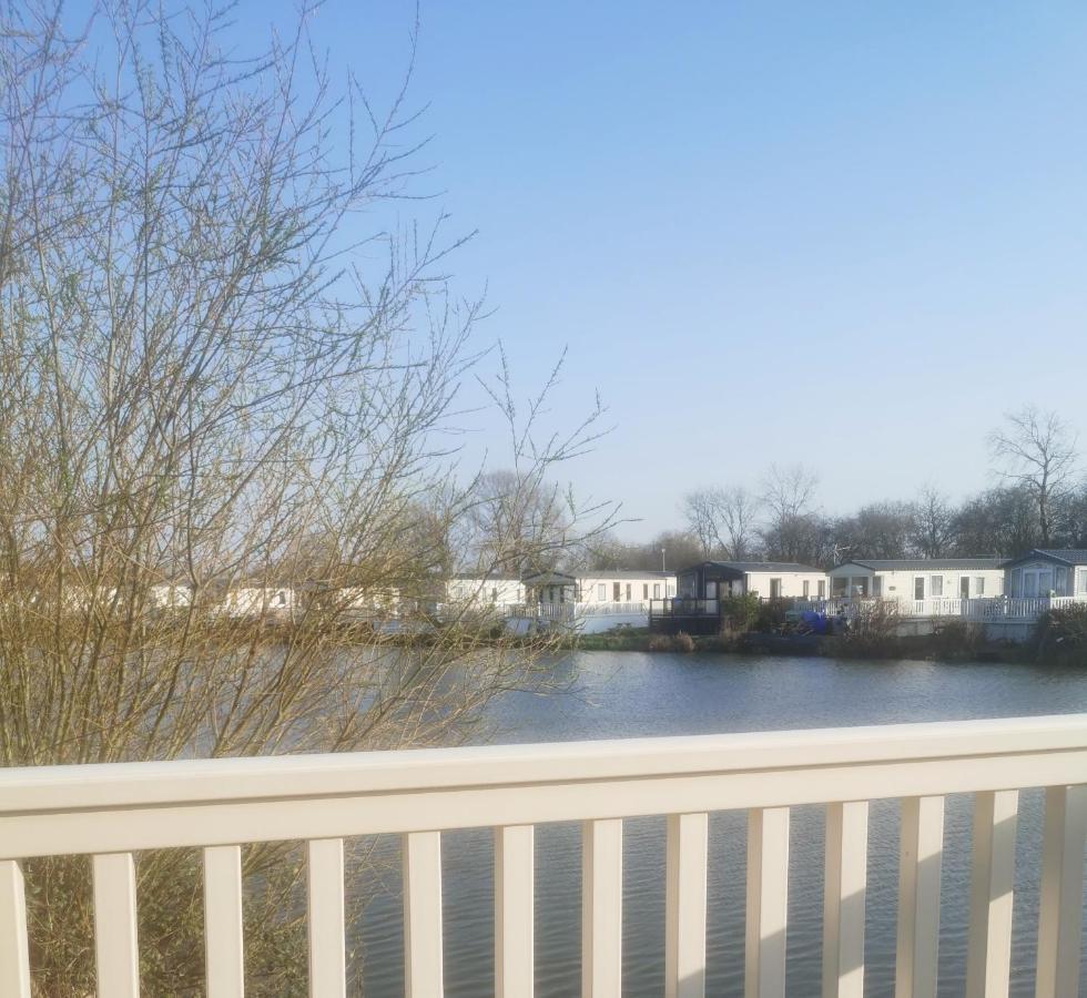 Lakeside Cotswold Holiday Home Cirencester Esterno foto