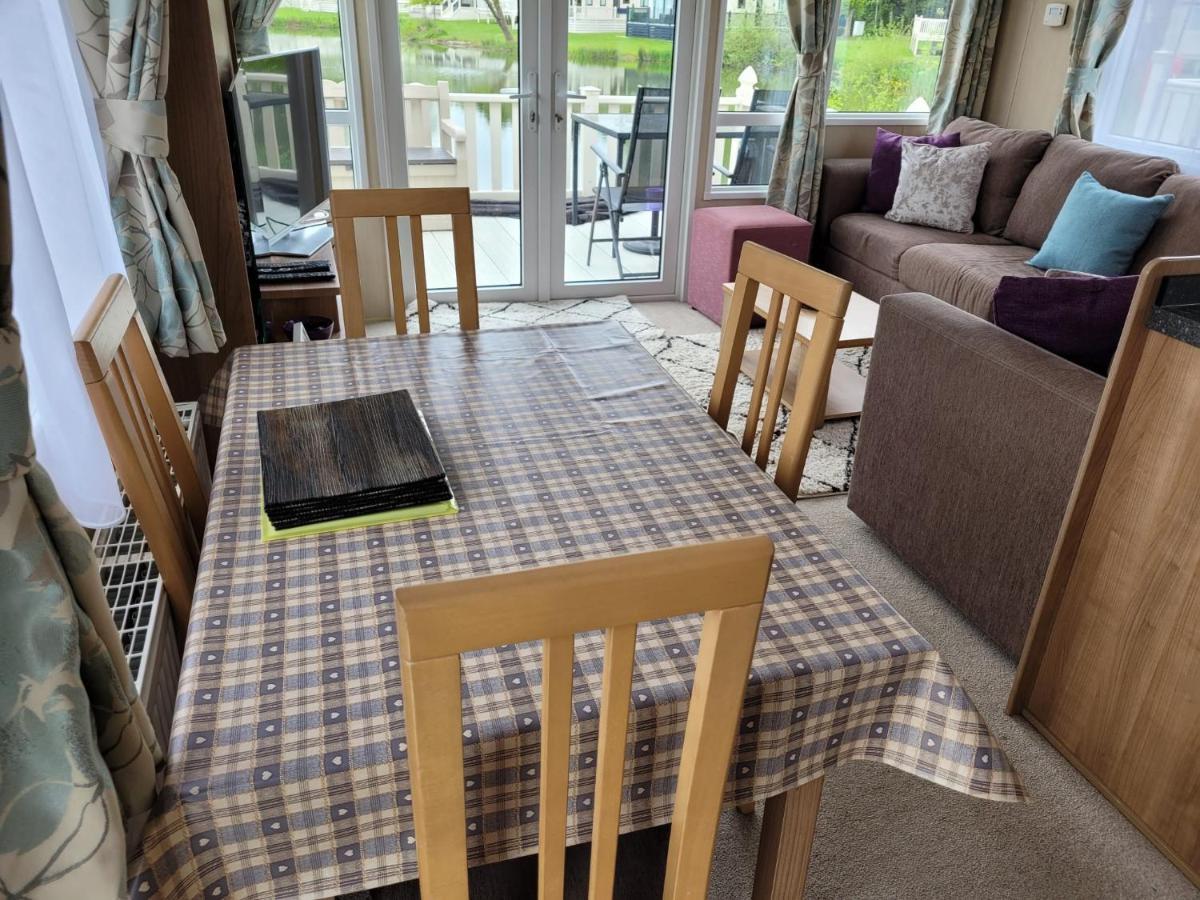 Lakeside Cotswold Holiday Home Cirencester Esterno foto