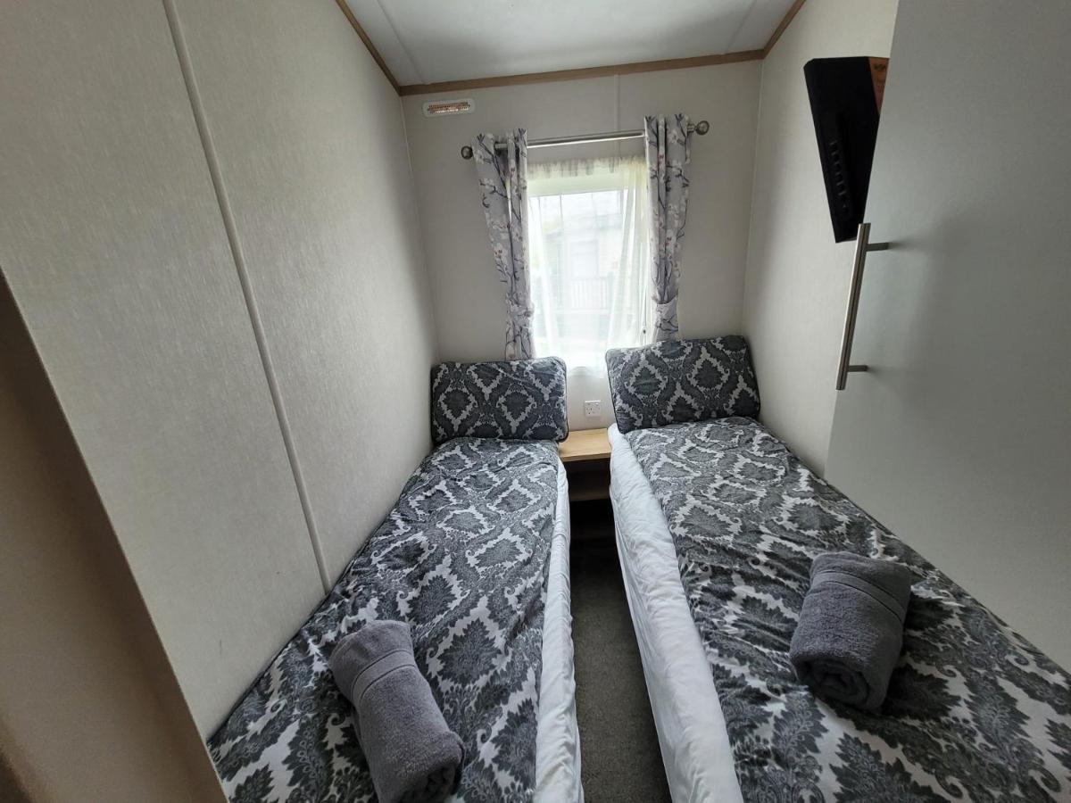 Lakeside Cotswold Holiday Home Cirencester Esterno foto
