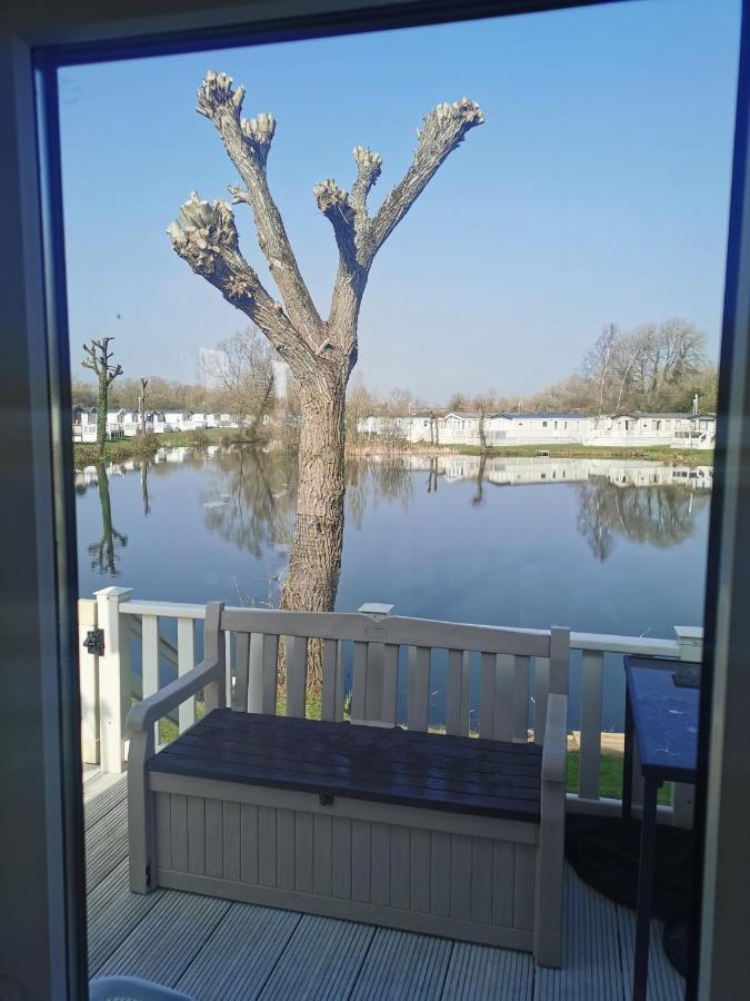 Lakeside Cotswold Holiday Home Cirencester Esterno foto