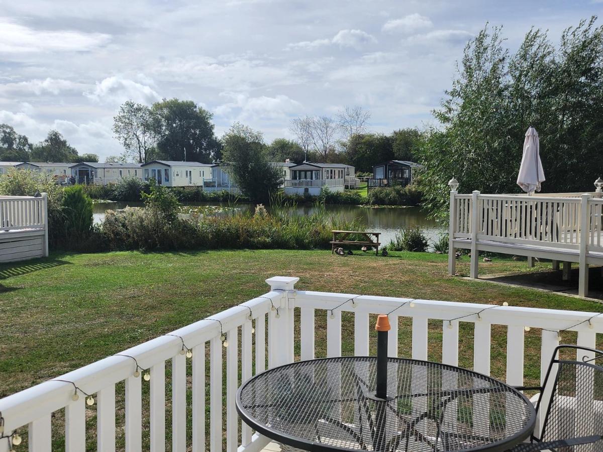 Lakeside Cotswold Holiday Home Cirencester Esterno foto