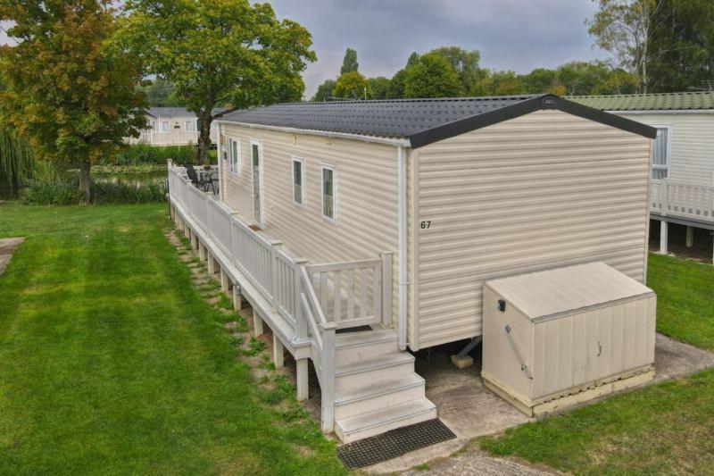 Lakeside Cotswold Holiday Home Cirencester Esterno foto