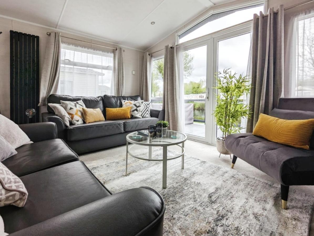 Lakeside Cotswold Holiday Home Cirencester Esterno foto