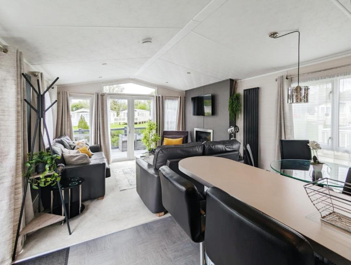 Lakeside Cotswold Holiday Home Cirencester Esterno foto