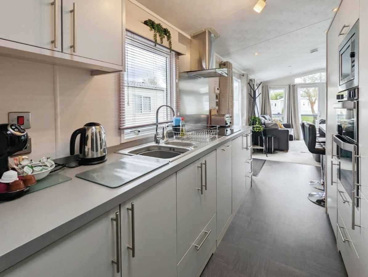 Lakeside Cotswold Holiday Home Cirencester Esterno foto