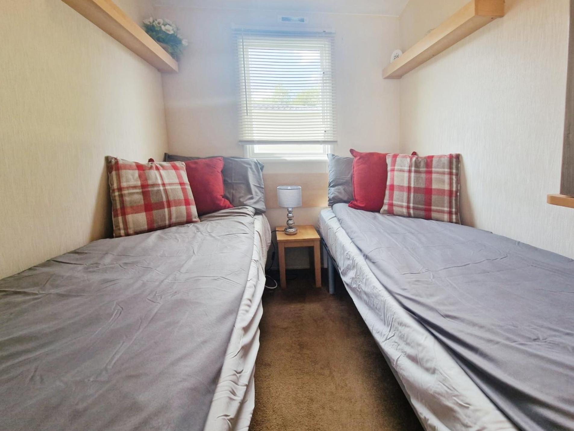 Lakeside Cotswold Holiday Home Cirencester Esterno foto